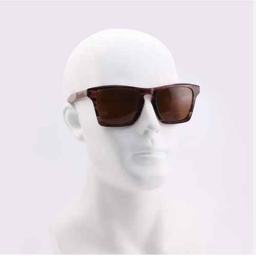 Moderne retro solbriller til herrer med kraftigt stel og polaroide linser.