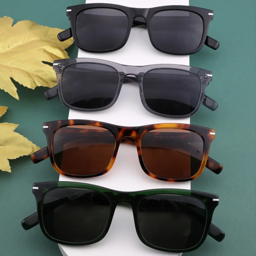 Moderne solbriller med kraftigt, transparent stel. Polaroid. Wayfarer-stil.